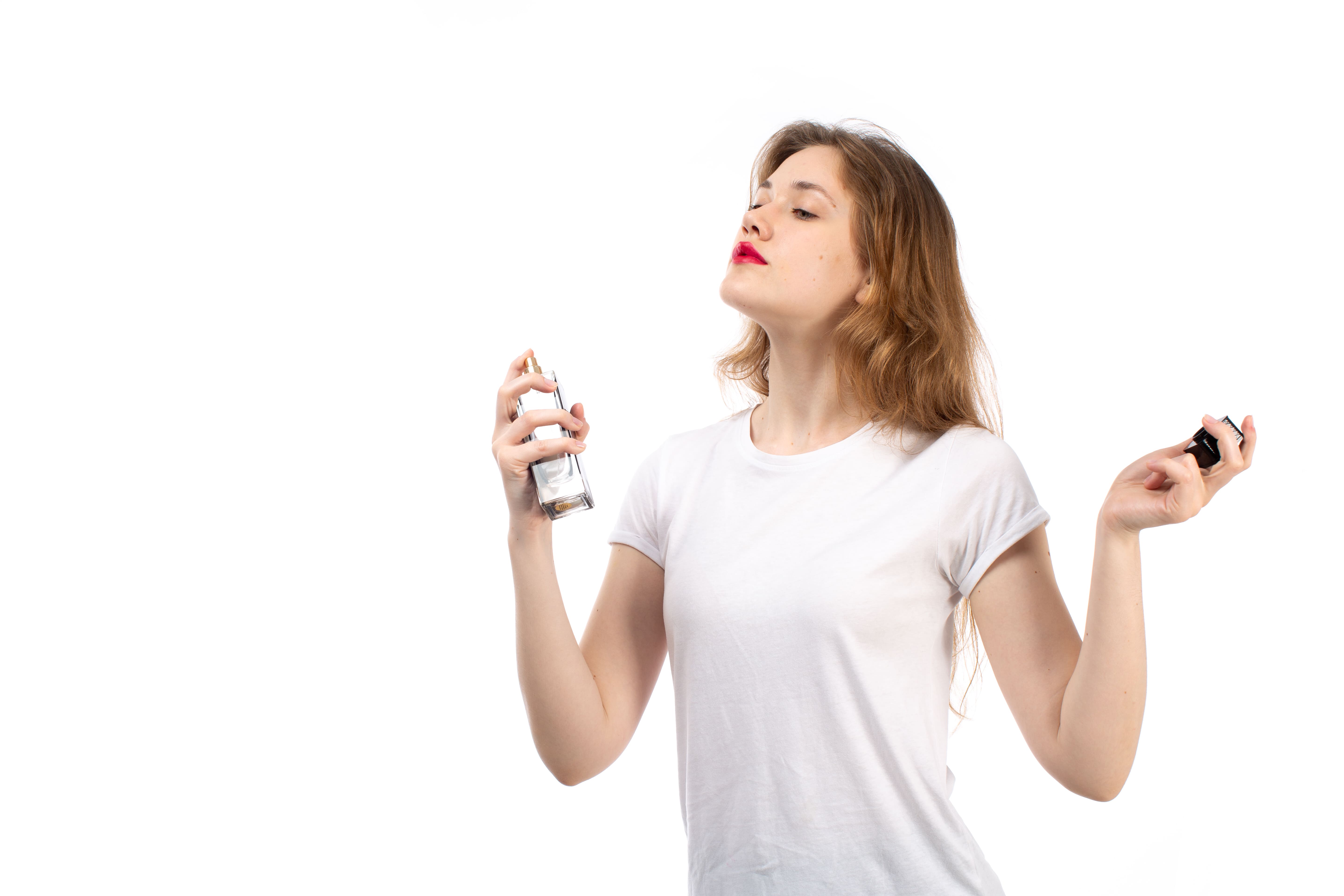 жена се пръска с наливен парфюм